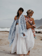 Load image into Gallery viewer, Lungi: Blue Daisy