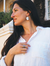 Load image into Gallery viewer, Lady in Linen