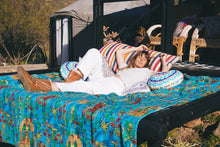 Load image into Gallery viewer, Gudri Throw: Frida