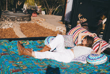 Load image into Gallery viewer, Gudri Throw: Frida