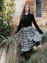Load image into Gallery viewer, Daisy Knit: Midnight
