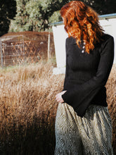 Load image into Gallery viewer, Daisy Knit: Midnight
