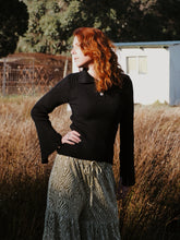 Load image into Gallery viewer, Daisy Knit: Midnight
